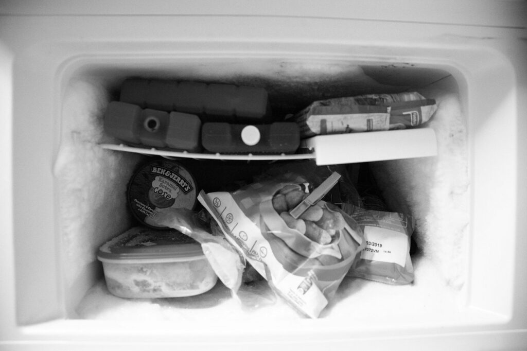 холодильник на кухне морозилка