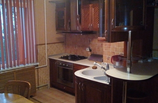 3 комнатная с дорогим ремонтом в тихом районе на Высоцкого